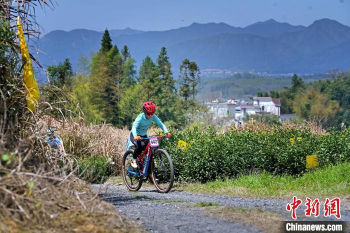 中国黄山(黟县)自行车公开赛山地组鸣枪开赛：