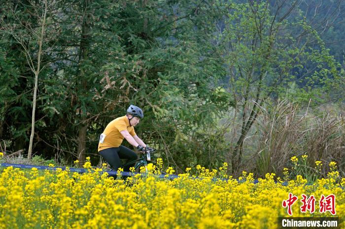 中国黄山(黟县)自行车公开赛山地组鸣枪开赛：
