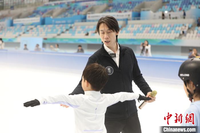 全民健身日冰丝带开课冠军带民众体验滑冰魅力