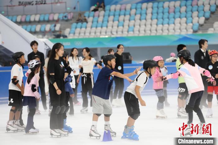 全民健身日冰丝带开课冠军带民众体验滑冰魅力