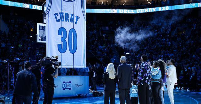 斯蒂芬库里现身见证父亲球衣退役仪式 夏洛特黄