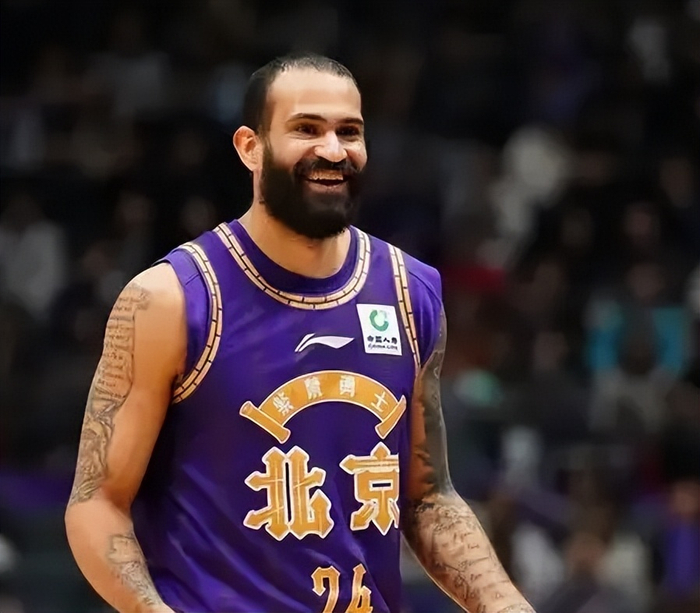 北控惨败青岛防守漏洞暴露球权分配失衡