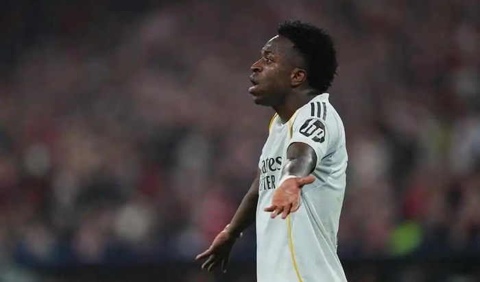 皇马球员赛后围攻裁判 卡马文加误判红牌引爆争